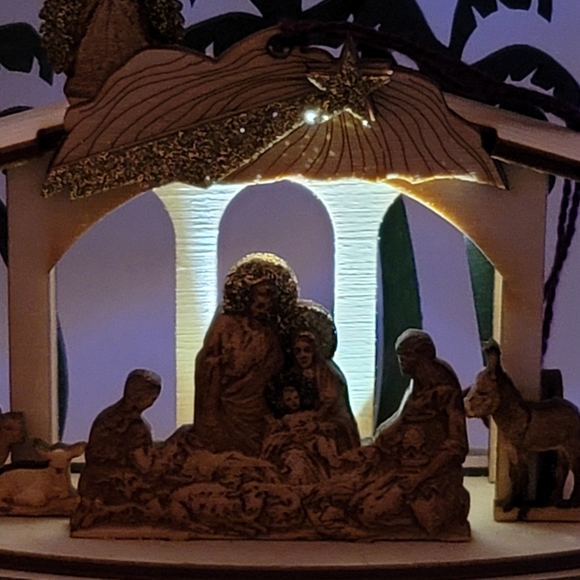 Ginger Cottages Nativity Scene - Picture 3 of 16